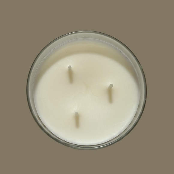 Bath and Body Works Golden Berry Mistletoe Scented Candle - Picture 3 of 3